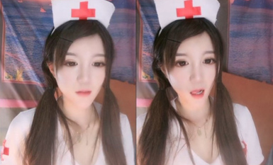 你的护士女友已上线，白丝情趣装露脸颜值高，掏出奶子陪狼友发骚，按摩棒玩着阴蒂道具抽插，撅着屁股看骚穴.