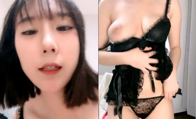 气质短发美少女！粉嫩奶子超柔软！性感情趣装丁字裤，翘起美臀摇摆，震动插穴跪着后入.