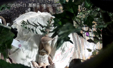 2023-5-21新片速遞情趣酒店綠葉房高清偷拍❤️高顏值美女穿上性感情趣男友挑逗斯文男友做愛