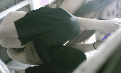 寫字樓女廁一連3次拍到同一個美女來尿尿她的B可真美 (2)