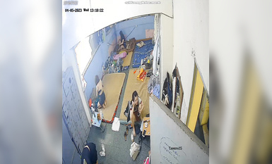 私房最新流出2023 黑客破解攝像頭偷拍 多場合家庭宿舍廁所更衣洗澡 (10)