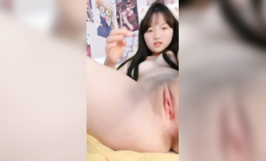 呆萌超嫩美少女！新人初下海！全裸居家自慰，特寫視角震小穴，爽的低低呻吟，干凈緊致粉嫩美穴