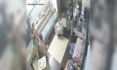 黑客破解家庭網路攝像頭偷拍  奇葩夫妻手裡端個盤女兒還在邊上刷牙就插入了