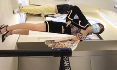 YC商場抄底印花抹胸系帶黑高絕美少婦 透明紫色內中間濕了一片