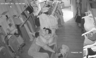 2023-5月最新流出黑客破解攝像頭偷拍 服裝店的年輕情侶每晚打烊後都要在店裡沙發上干炮