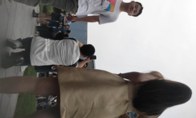 大神網紅打卡地尾隨偷拍美女裙底風光 黃色連衣裙極品氣質美女毛漏出來特別多，白色丁字褲