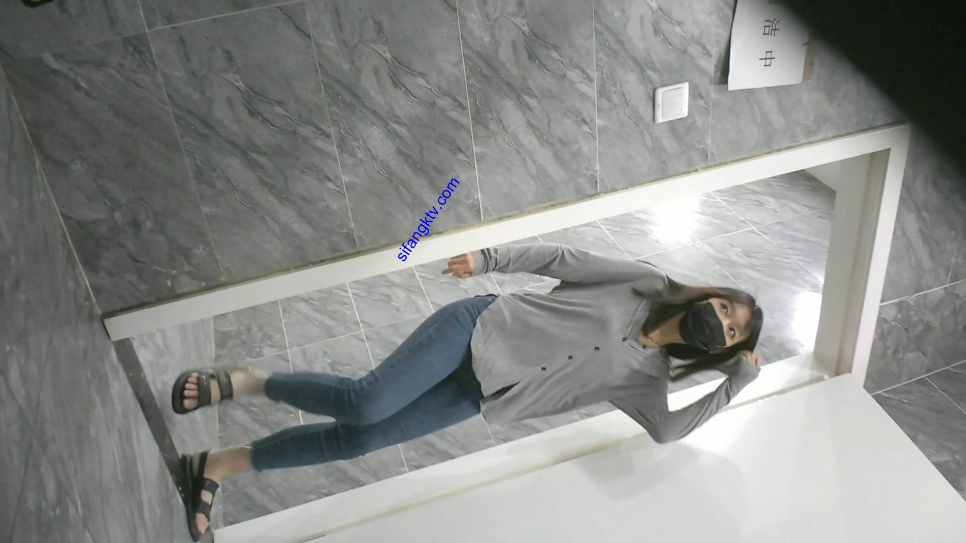 七月最新流出私房大神隔牆有眼 原創廁拍 (6)