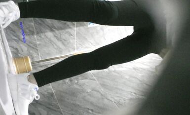 七月最新流出私房大神隔牆有眼 原創廁拍 水晶高跟絕頂女神姍姍來遲2 (2)