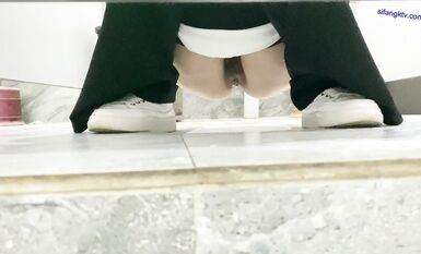 七月最新流出私房大神隔牆有眼 原創廁拍 水晶高跟絕頂女神姍姍來遲2 (3)