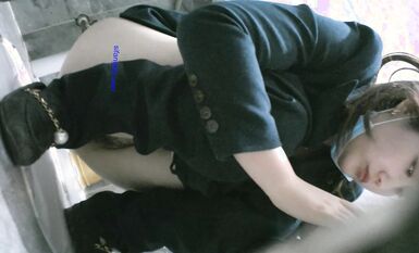 八月最新私房大神 隔牆有眼 原創廁拍 饅頭肥穴勾魂黑絲透明內褲 (1)