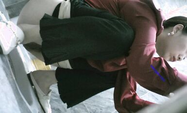 八月最新私房大神 隔牆有眼 原創廁拍 饅頭肥穴勾魂黑絲透明內褲 (12)