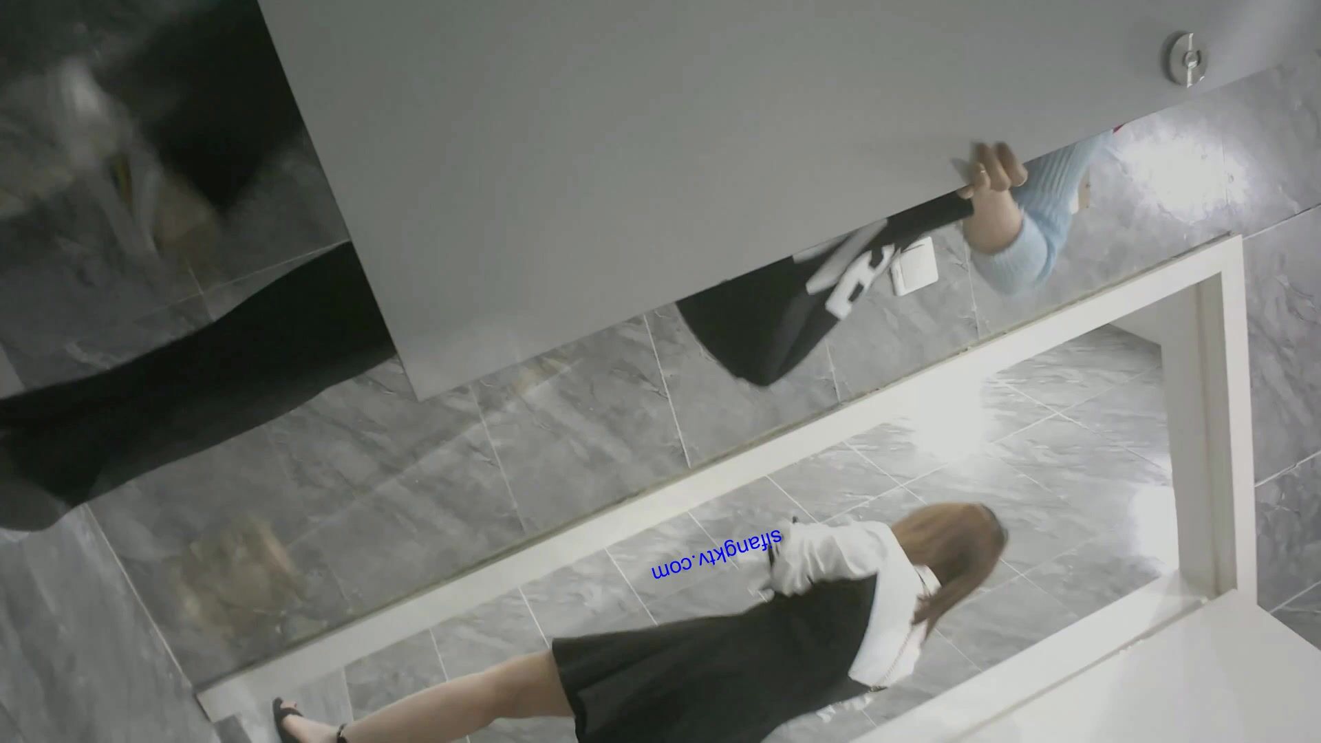 八月最新私房大神 隔牆有眼 原創廁拍 饅頭肥穴勾魂黑絲透明內褲 (19)