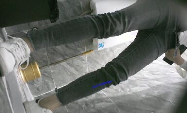 八月最新私房大神 隔牆有眼 原創廁拍 饅頭肥穴勾魂黑絲透明內褲 (4)