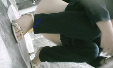 八月最新私房大神 隔牆有眼 原創廁拍 饅頭肥穴勾魂黑絲透明內褲 (8)