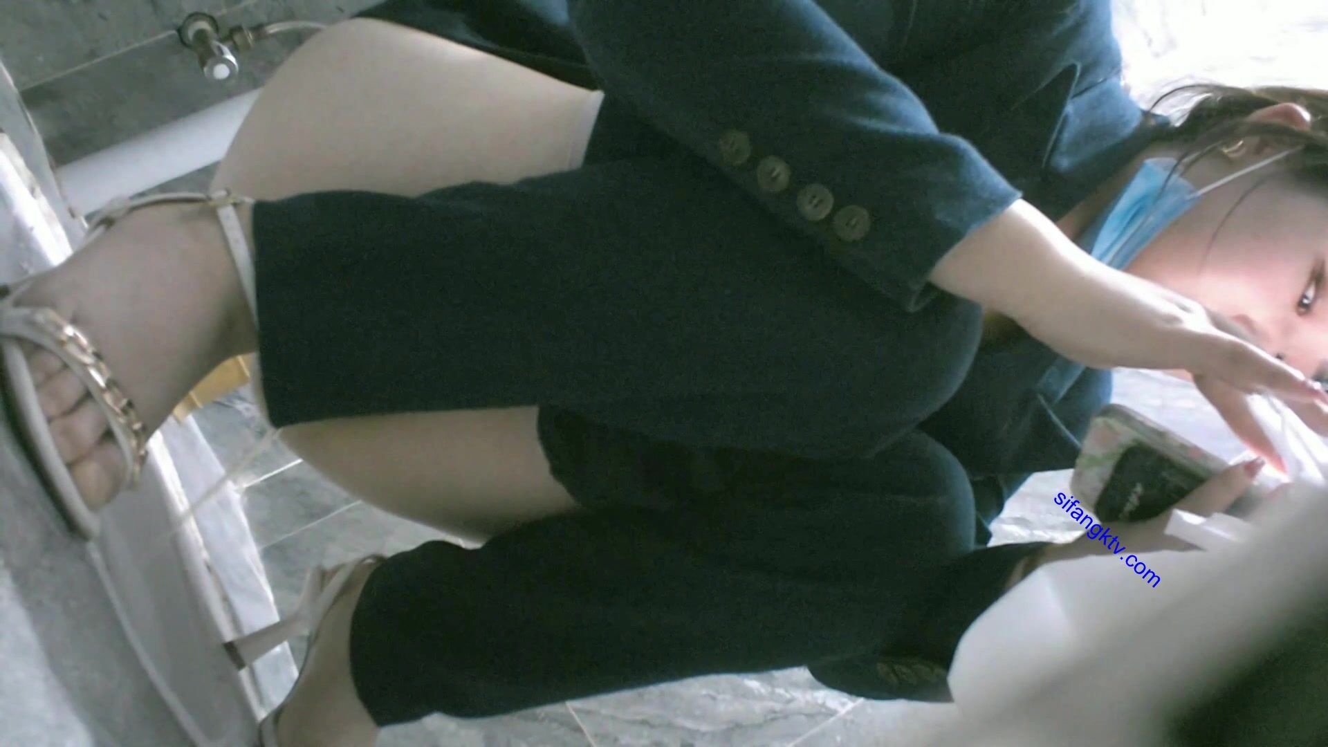 八月最新私房大神 隔牆有眼 原創廁拍 饅頭肥穴勾魂黑絲透明內褲 (8)