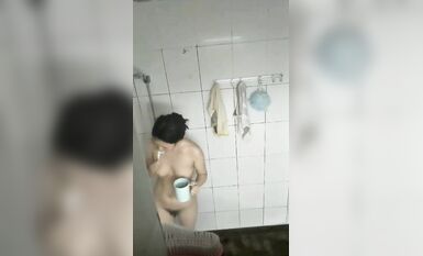 大眾澡堂民宅公寓出租房衛生間浴室各種極限操作現場實拍多位妹子洗香香基本都是亮點 (26)