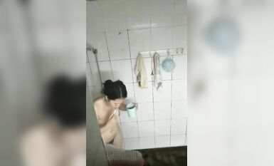 大眾澡堂民宅公寓出租房衛生間浴室各種極限操作現場實拍多位妹子洗香香基本都是亮點 (26)