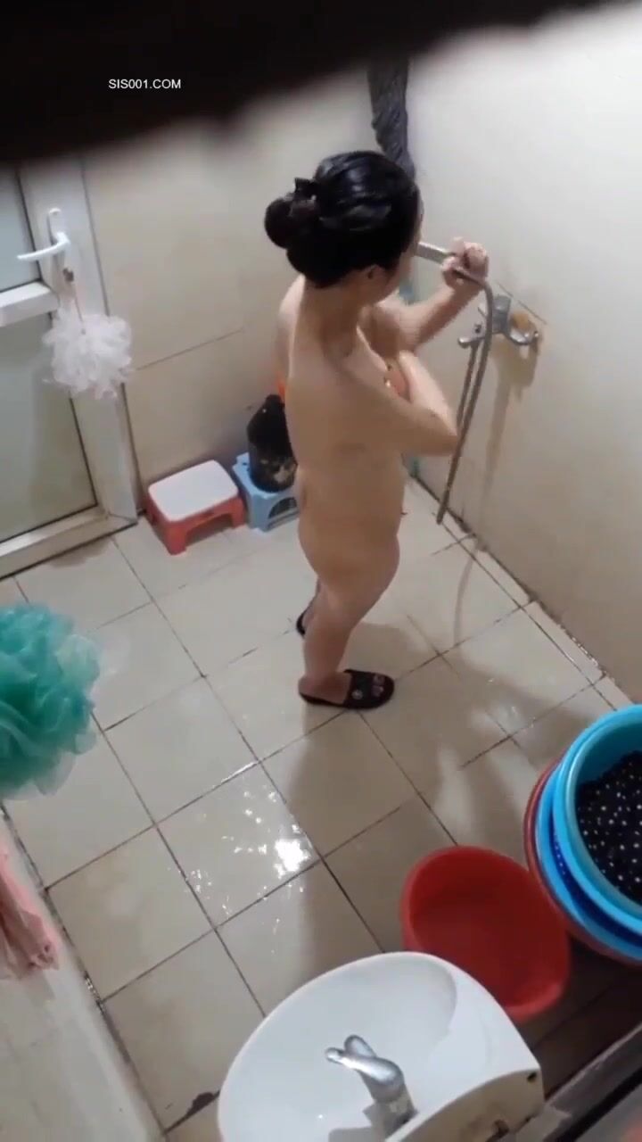 大眾澡堂民宅公寓出租房衛生間浴室各種極限操作現場實拍多位妹子洗香香基本都是亮點 (31)