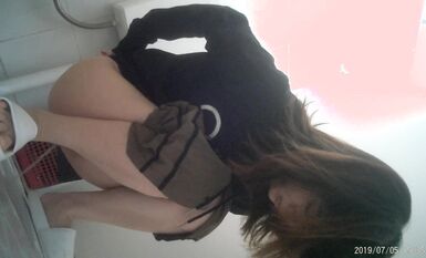 無印原版廁拍日記 7月5日私處有點癢的妹子輕輕摳她的小穴無印原版廁拍日記 (1)