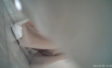無印原版廁拍日記 7月5日私處有點癢的妹子輕輕摳她的小穴無印原版廁拍日記 (2)