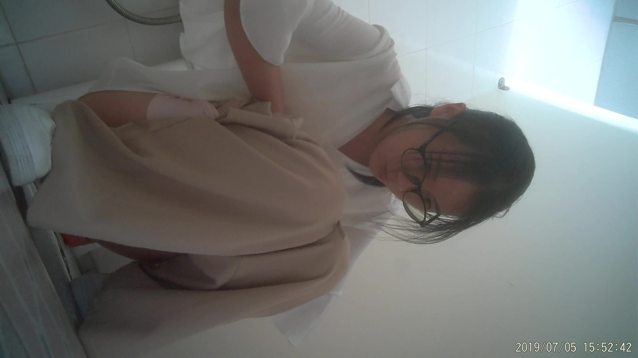 無印原版廁拍日記 7月5日私處有點癢的妹子輕輕摳她的小穴無印原版廁拍日記 (2)