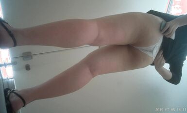 無印原版廁拍日記 7月5日私處有點癢的妹子輕輕摳她的小穴無印原版廁拍日記 (5)