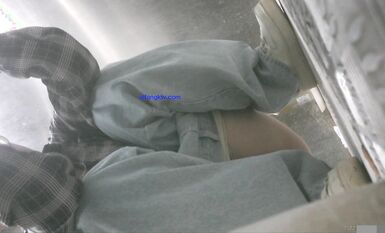 8月私房最新流出廁拍大神 潛入師范大學附近公共廁所偷拍青春靚麗的學妹噓噓第四期0040-格子衫眼鏡妹