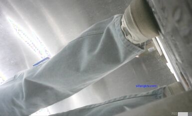 8月私房最新流出廁拍大神 潛入師范大學附近公共廁所偷拍青春靚麗的學妹噓噓第四期0040-格子衫眼鏡妹