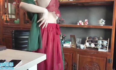 盤絲網兩個頂級模特兒超大尺度拍攝花絮流出，冷艷的灰絲美腿女神，各種大尺度露黑逼，曖昧挑逗的動作 攝影濕不硬才怪呢112期李沫