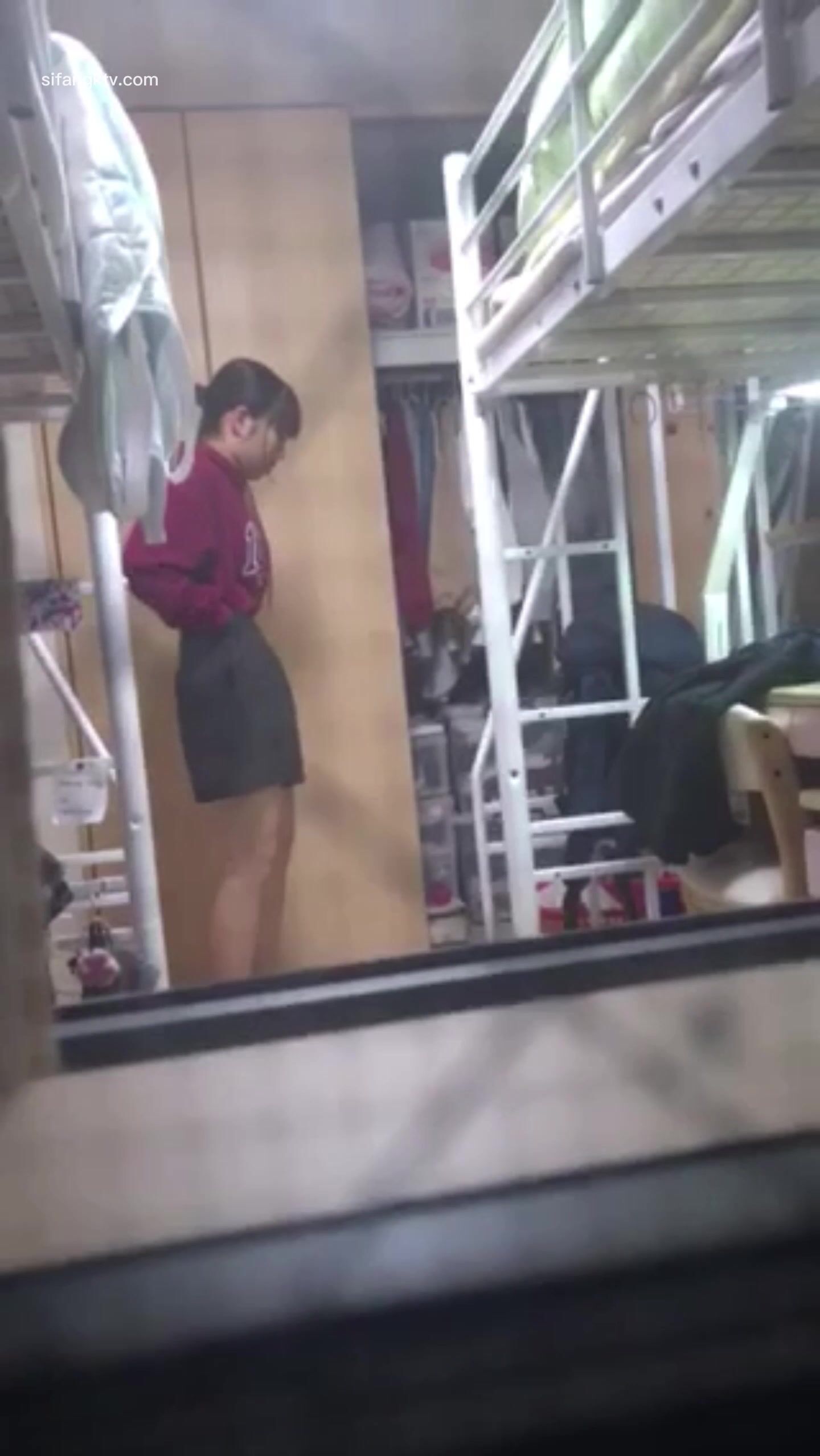 私房流出 精品推薦 五月新流出長期偷拍女生宿舍各種嫩妹 (5)