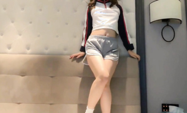 ✅婷婷玉立✅剛放暑假的女高學妹 憋了好久終於可以任意放肆了 運動短褲平底帆布鞋盡是青春的味道 年輕就是好