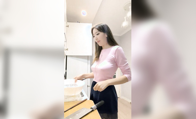 飢渴的騷妹妹黑絲情趣露臉被小哥們各種玩弄，口交大雞巴深喉草嘴，躺著側入揉著騷奶子爆草 (4)