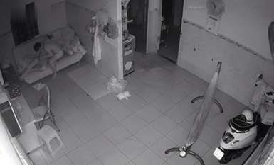 房東出租房偷裝監控偷拍 年輕情侶在客廳的椅子上做愛高潮過後累趴了