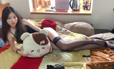 最完美的學院女神！大神高價約女神拍寫真，趁她趴著對著完美的背影狂擼！9分超高顏值 10分甜美，還有修長的一雙大長腿美腿