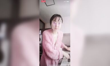 最新《瘋狂抖音》新篇之《啪啪美嬌妻被直播》瘋狂妹子作死大尺度 摳B揉乳擠奶真空 超精彩 (8)