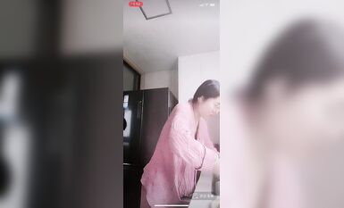 最新《瘋狂抖音》新篇之《啪啪美嬌妻被直播》瘋狂妹子作死大尺度 摳B揉乳擠奶真空 超精彩 (8)