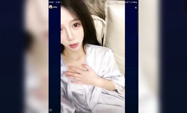 最新《瘋狂抖音》新篇之《啪啪美嬌妻被直播》瘋狂妹子作死大尺度 摳B揉乳擠奶真空 超精彩 (1)