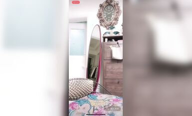 最新《瘋狂抖音》新篇之《啪啪美嬌妻被直播》瘋狂妹子作死大尺度 摳B揉乳擠奶真空 超精彩 (4)