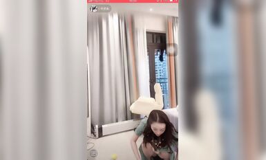 最新《瘋狂抖音》新篇之《啪啪美嬌妻被直播》瘋狂妹子作死大尺度 摳B揉乳擠奶真空 超精彩 (3)