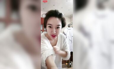 最新《瘋狂抖音》新篇之《啪啪美嬌妻被直播》瘋狂妹子作死大尺度 摳B揉乳擠奶真空 超精彩 (9)