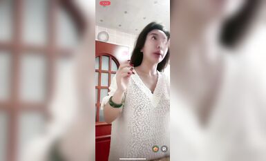 最新《瘋狂抖音》新篇之《啪啪美嬌妻被直播》瘋狂妹子作死大尺度 摳B揉乳擠奶真空 超精彩 (9)