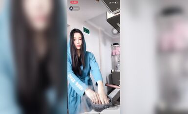 最新《瘋狂抖音》新篇之《啪啪美嬌妻被直播》瘋狂妹子作死大尺度 摳B揉乳擠奶真空 超精彩 (2)