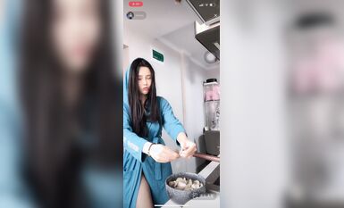 最新《瘋狂抖音》新篇之《啪啪美嬌妻被直播》瘋狂妹子作死大尺度 摳B揉乳擠奶真空 超精彩 (2)