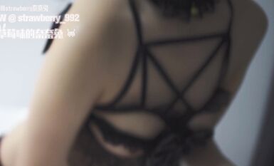 極品網紅美少女嫩妹草莓味的奈奈兔罕露臉高價24套-黑兔子 2