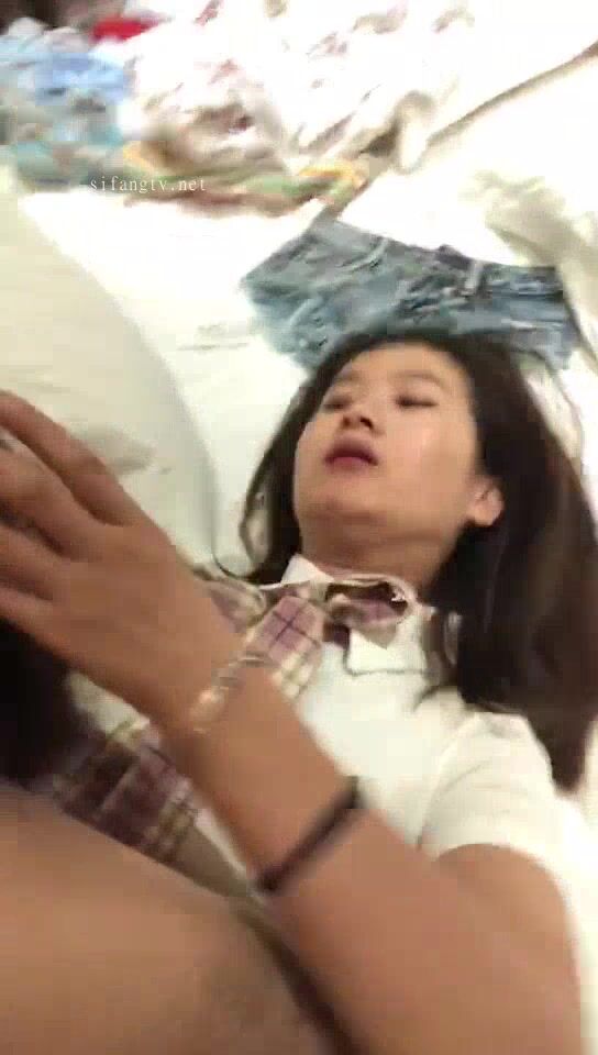 稚嫩漂亮嫩妹『清純女友』清純系妹子被大肉棒男友猛操 騎在妹子臉舔蛋蛋肉棒 完美露臉  (8)