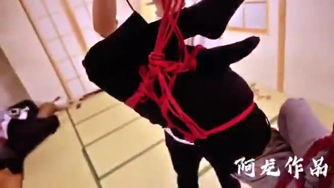 繩縛是傳遞情緒的調教並不是僅僅把你捆起來而傳遞情緒是從拿起繩子開始的它並不枯燥反而你閉上眼睛體會繩手的情緒時它變成另一種語言