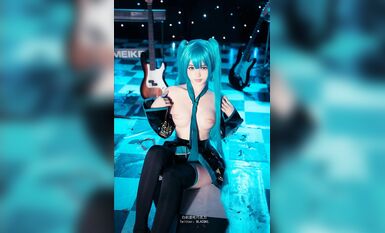 萌新推特00後露臉網紅美少女▌白莉愛吃巧克力▌Cos初音未來 香艷酥乳粉嫩白虎演唱會 精美私拍102P1V