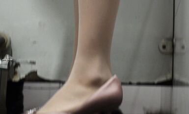 八月私房最新流出 魔手 外購精品廁拍夜總會4k女神《懟臉拍、被發現） (2)