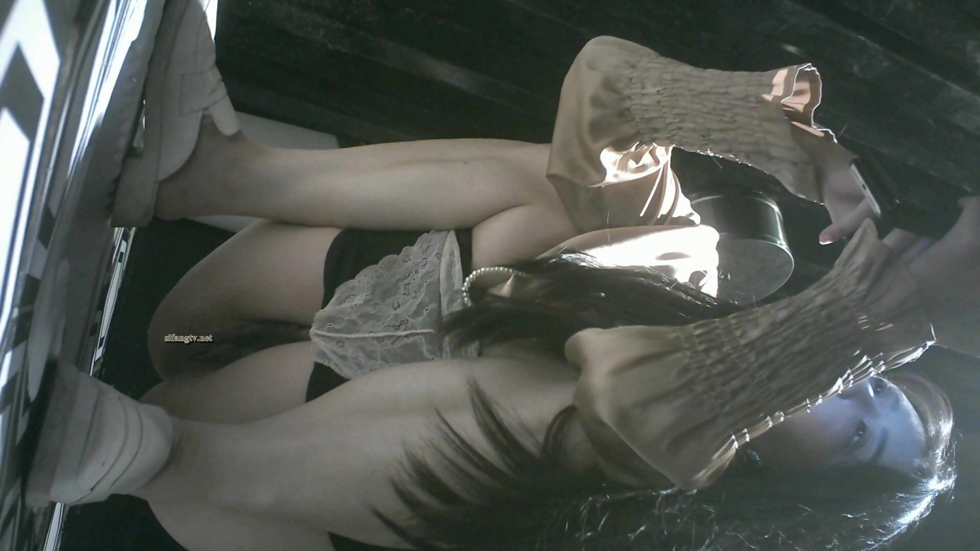 八月私房最新流出 魔手 外購精品廁拍夜總會4k女神《懟臉拍、被發現） (5)