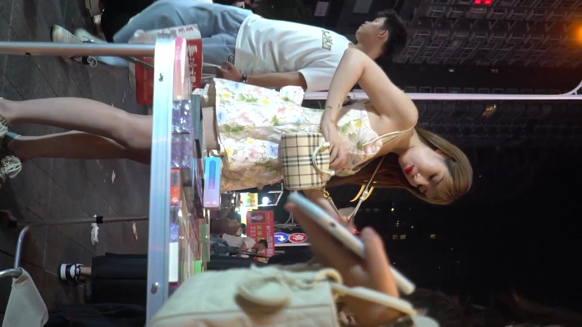 【極品CD】牛人大神商城專挑高顏值美女抄底內內 各式性感小窄內勒出13縫隙！反光騷丁露毛 (8)